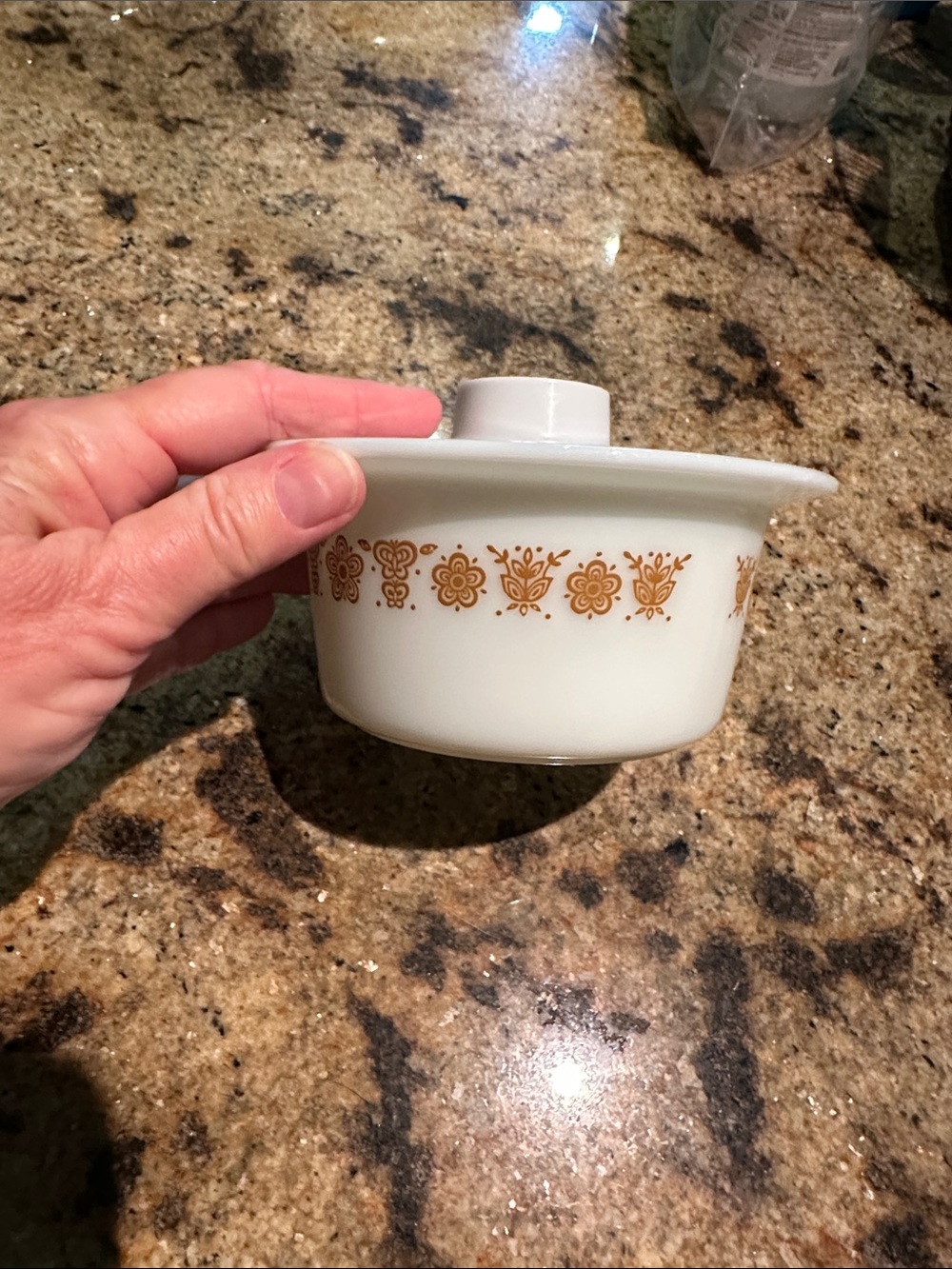 Vintage Pyrex round butter dish, covered. - Picture 3 of 6